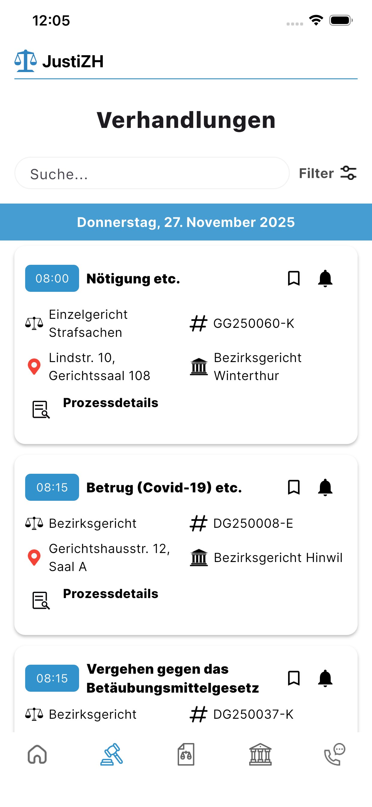 Bildschirm Verhandlungen: Verhandlungen vom Donnerstag, 27. November 2025, je mit Uhrzeit, Thema, Gericht, Ort und Geschäftsnummer